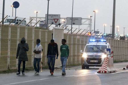 © Reuters. PAS QUESTION DE ROUVRIR UN CENTRE D'ACCUEIL À CALAIS, DIT BERNARD CAZENEUVE