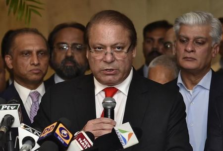 © Reuters. Pakistan's PM Sharif speaks with the media during a new conference in New Delhi