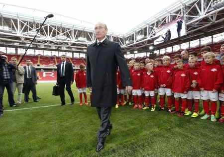 © Reuters. بوتين  يأمل عدم فقدان روسيا حق استضافة كأس العالم 2018