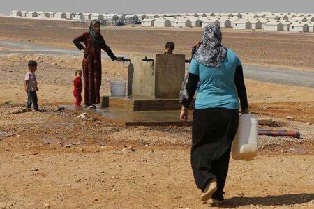 © Reuters. Refugiados sírios pegam água em acampamento de de Azraq