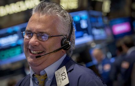 © Reuters. Wall Street abre al alza, camino de terminar la semana con fuertes subidas