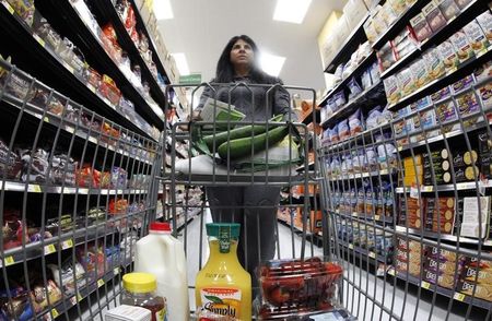 © Reuters. A shopper walks down an aisle in a newly opened Walmart Neighborhood Market in Chicago