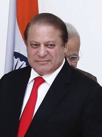 © Reuters. رئيس الوزراء الباكستاني ينأى بنفسه عن الجيش مع استمرار الأزمة