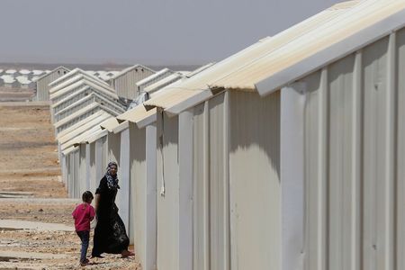 © Reuters. Syrian refugee woman walks at Azraq refugee camp