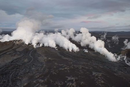 © Reuters. ايسلندا تخفض التحذير من ثورة البركان وتقول انها لا تمثل خطرا على الطيران