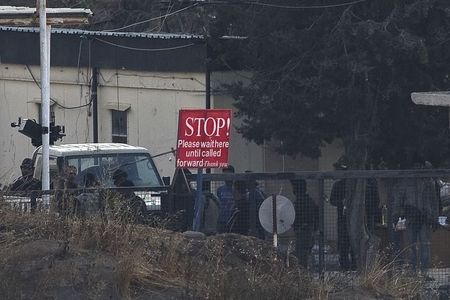 © Reuters. Militantes são vistos no lado sírio da passagem de fronteira de Quneitra, entre as Colinas de Golã, sob controle de Israel, e a Síria 