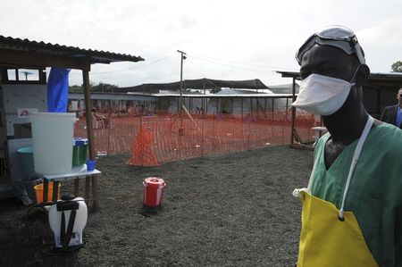 © Reuters. Trabalhador dos Médicos Sem Fronteiras do lado de fora de área de isolamento para pacientes com Ebola em Monróvia