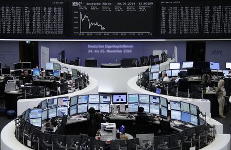 © Reuters. Las bolsas europeas terminan con una modesta ganancia