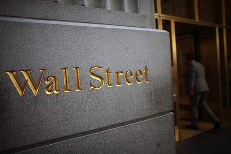 © Reuters. Sign is seen on Wall Street near the New York Stock Exchange