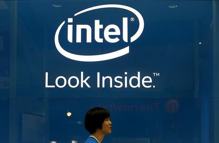 © Reuters. An employee walks past an Intel logo during the 2014 Computex exhibition at the TWTC Nangang exhibition hall in Taipei