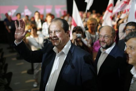 © Reuters. JEAN-CHRISTOPHE CAMBADÉLIS S’EN PREND À BERLIN ET INVITE LE PS À SORTIR DE SA BULLE