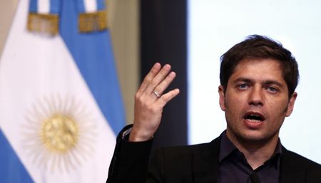 © Reuters. Argentina's Economy Minister Kicillof speaks during a news conference in Buenos Aires