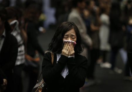 © Reuters. جنازة لمالك عبارة كورية جنوبية غرقت في ابريل