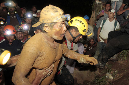 © Reuters. انقاذ 20 من عمال منجم ذهب في نيكارجوا بعد انهيار أرضي