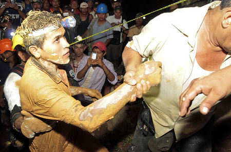 © Reuters. Rescatan a 20 mineros atrapados en una mina de oro en Nicaragua