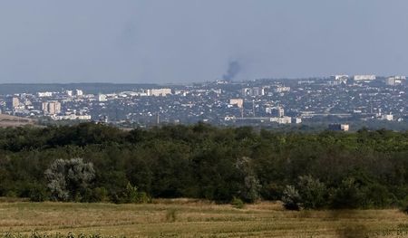 © Reuters. KIEV ACCUSE LES BLINDÉS RUSSES D'AVOIR DÉTRUIT UNE VILLE PRÈS DE LOUHANSK 