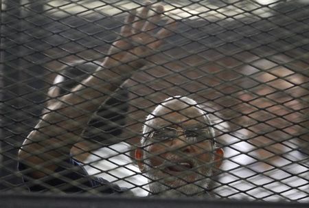 © Reuters. مصادر: السجن المؤبد لمرشد الاخوان في أحداث عنف بمصر