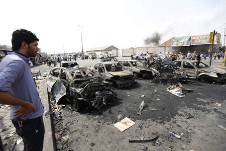 © Reuters. انتحاري يقتل 11 شخصا على الأقل جنوبي بغداد