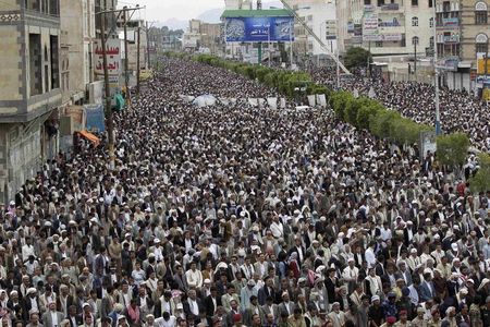 © Reuters. مقتل 10 في اشتباكات باليمن خلال محاولة المتمردين الحوثيين السيطرة على طريق