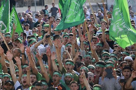 © Reuters. حركة حماس تنظم مهرجانا بمشاركة الالاف من انصارها في الضفة الغربية