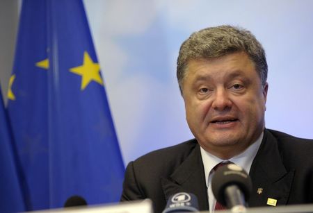 © Reuters. الرئيس الأوكراني يقول ان بلاده على شفا حرب شاملة مع روسيا