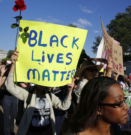 © Reuters. وسائل إعلام: تظاهر المئات في فيرجسون احتجاجا على اطلاق شرطي نار على مراهق أعزل