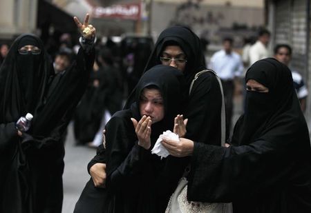 © Reuters. البحرين تعتقل ناشطة شيعية لدى وصولها للمطار