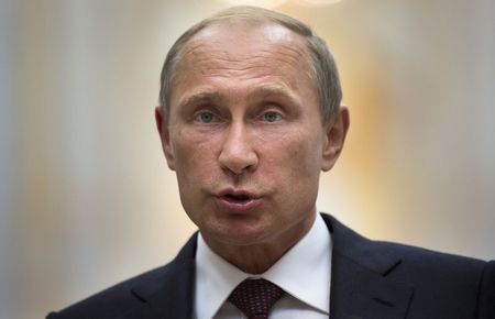 © Reuters. Putin: Rusia no puede estar al margen si se dispara a la gente en Ucrania