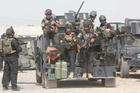 © Reuters. مسؤولون: قوات أمنية وميليشيات تدخل بلدة محاصرة في شمال العراق