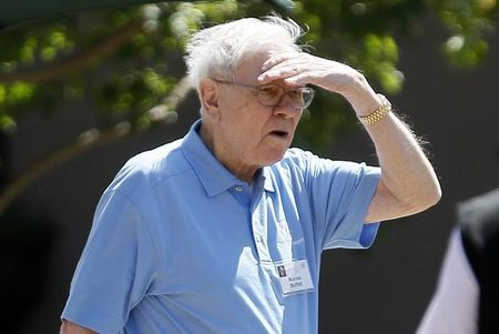© Reuters. Warren Buffet leaves the first session of the annual Allen and Co. conference at the Sun Valley