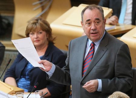 © Reuters. Scotland's First Minister, Alex Salmond, addresses Members of the Scottish Parliament, during First Minister's Question Time, in Edinburgh