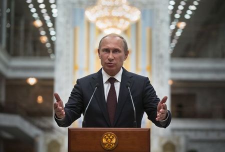 © Reuters. Russian President Putin speaks to the media after talks with Ukrainian President Poroshenko in Minsk