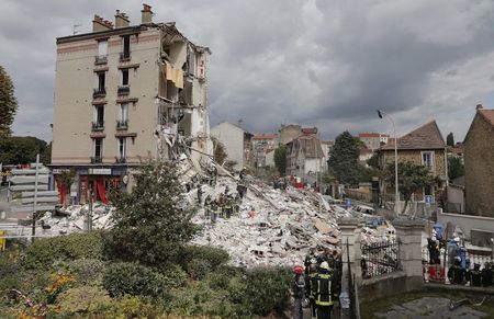 © Reuters. French firefighters search the rubble of a collapsed building in Rosny-Sous-Bois