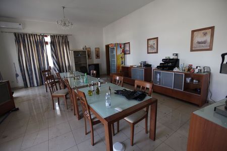 © Reuters. A view of a dining room at an annex of the US embassy in Tripoli during a media tour organised by Operation Dawn, a group of Islamist-leaning forces mainly from Misrata