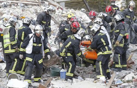 © Reuters. انفجار يقتل 4 على الأقل بمبنى خارج باريس