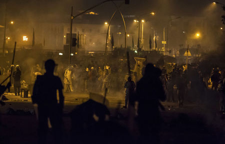 © Reuters. تجدد الاشتباكات في إسلام أباد مع تزايد الضغط لاستقالة رئيس الوزراء