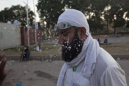 © Reuters. اشتباكات في إسلام أباد مع تزايد الضغط لاستقالة رئيس الوزراء