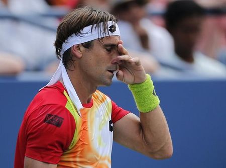 © Reuters. Ferrer cae en Abierto de EEUU, donde Wozniacki vence a Sharapova