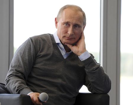 © Reuters. وكالة: بوتين يلقي باللائمة على كييف لرفضها الحوار مع الانفصاليين
