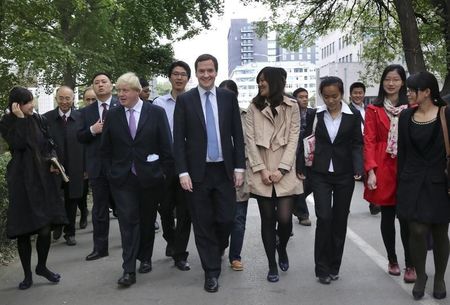 © Reuters. Britain's Chancellor of the Exchequer,George Osborne, and Mayor of London Boris Johnson walk the campus during their visit to Peking University in Beijing