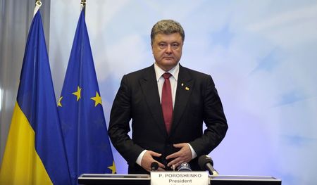© Reuters. رئيس أوكرانيا يتهم روسيا بشن "عدوان مباشر وعلني"