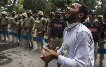 © Reuters. اشتباكات بين المحتجين الباكستانيين والشرطة والجيش يحمي التلفزيون الوطني