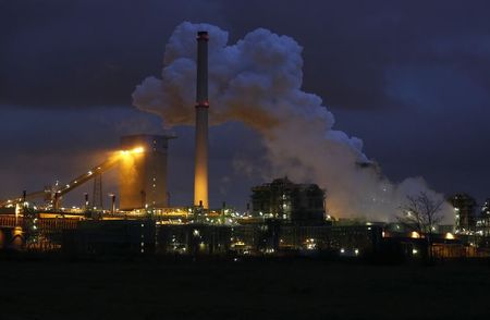 © Reuters. The coking plant and blast furnace of ThyssenKrupp Steel Europe AG are seen in Duisburg