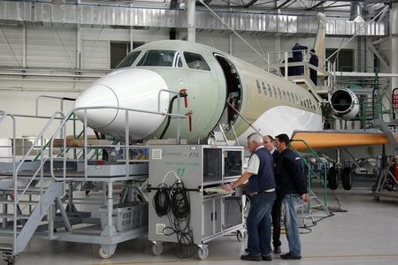 © Reuters. Employees work on the assembly line of the Falcon 7X aircraft in the factory of French aircraft manufacturer Dassault Aviation in Merignac near Bordeaux