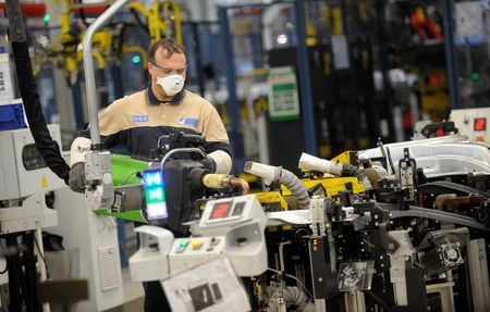 © Reuters. Un operaio al lavoro in fabbrica