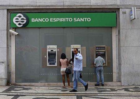 © Reuters. People walk near an office of Portuguese bank Banco Espirito Santo (BES) in downtown Lisbon