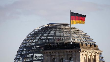 © Reuters. La bandiera tedesca sventola sulla cupola del Reichstag 