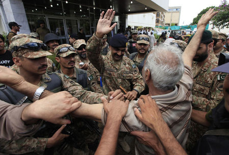 © Reuters. Militares são aclamados por populares em Islamabad, no Paquistão 