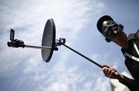 © Reuters. Manifestante com um equipamento de espionagem de mentira durante um protesto em Frankfurt, na Alemanha 