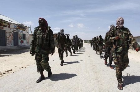 © Reuters. Al Shabaab soldiers patrol in a formation along the streets of Dayniile district in Southern Mogadishu